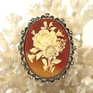 Vintage Gerry’s Collectible Cameo Floral Brooch
